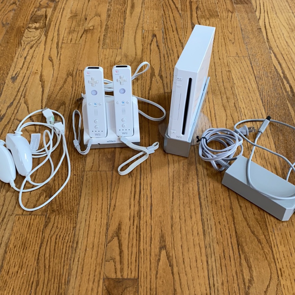 Nintendo Wii game cube + controllers, FULL BUNDLE!